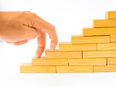 Kadınlar, merdivenler gibi istiflenmiş tahta blokta el parmaklarıyla yürür. İş geliştirme ve büyüme kavramı.