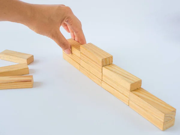 Koncept budování základů úspěchu. Ženy ručně dát dřevěné bloky na hromadu dřevěných bloků — Stock fotografie