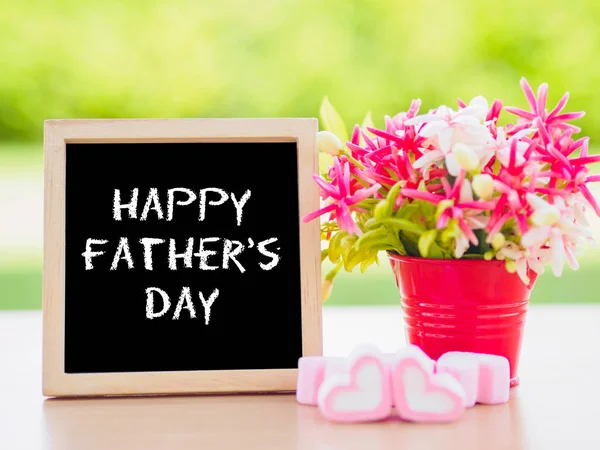 Concepto del Día del Padre. Cartel maqueta de plantilla con texto del día del padre feliz y ramo de flores , — Foto de Stock