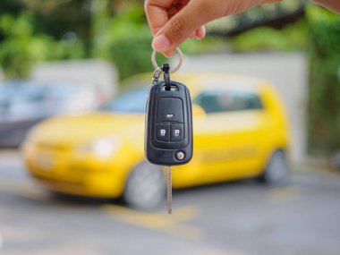 Uzaktan kumanda araba alarm sistemleri üzerinde el presleri