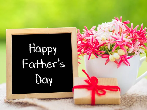 Concepto del Día del Padre. Cartel maqueta de plantilla con texto del día del padre feliz y ramo de flores , — Foto de Stock