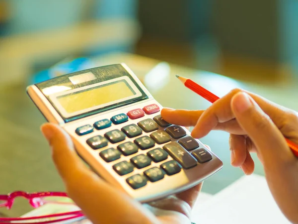 Vrouw die werkt met Rekenmachine, document en laptop computer-laptop voor ondernemers — Stockfoto