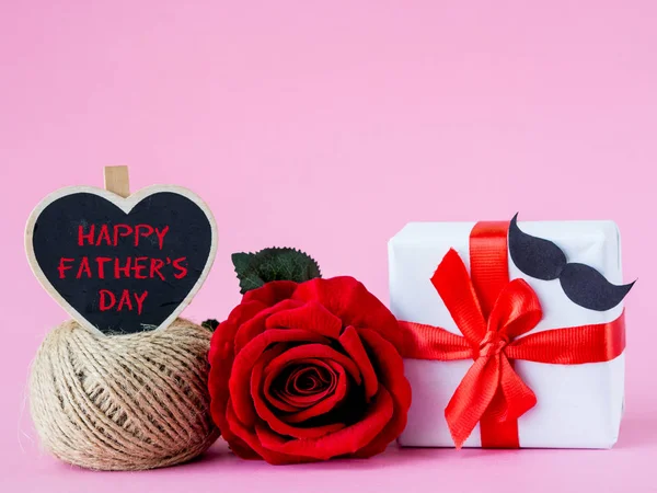 Concepto del día del padre. Feliz Día del Padre con rosa roja sobre fondo rosa — Foto de Stock