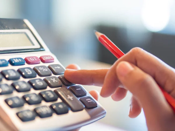 Mulher trabalhando com calculadora, documento de negócios e notebook de computador portátil — Fotografia de Stock