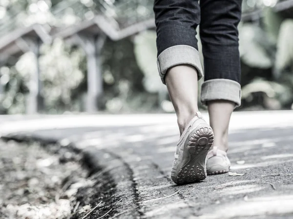 Mulher caminhando em direção ao lado da estrada . — Fotografia de Stock