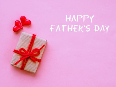 Babalar günü kavramı. Mutlu Babalar günü metin renkli kalp ve pembe bir arka plan üzerinde hediye