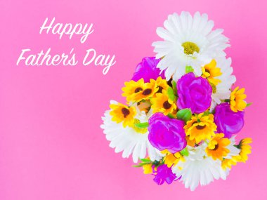 Babalar günü kavramı. Pusula, siyah gözlük, kahve fincanı, hediye ve pembe bir arka plan üzerinde siyah bıyıklı