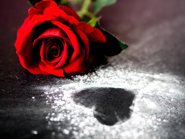 Polvo blanco en forma de corazón con una rosa roja. San Valentín y el concepto de AMOR . —  Fotos de Stock