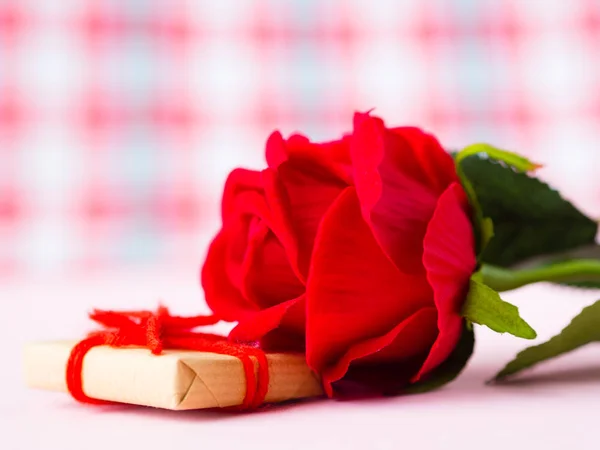 Rosa rossa con confezione regalo. AMORE e concetto di San Valentino . — Foto Stock