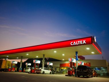 Kedah, Malezya - 9 Haziran 2017: Gün batımı Caltex benzin istasyonu mavi gökyüzü arka plan. 