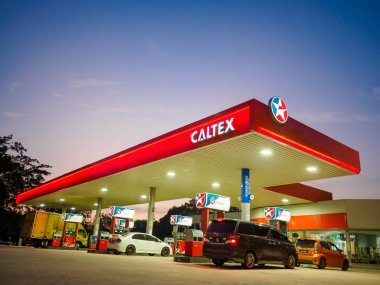 Kedah, Malezya - 9 Haziran 2017: Gün batımı Caltex benzin istasyonu mavi gökyüzü arka plan.