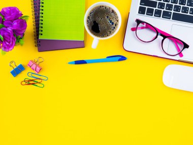 Düz yatıyordu, en iyi görünümü office tablo Resepsiyon çerçevesi. kadınsı Resepsiyon çalışma alanıyla ofis aksesuarları 