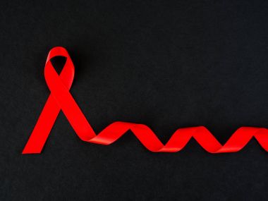 Dünya gündüz konseptine yardımcı oluyor. Siyah arkaplanda kırmızı kurdele.