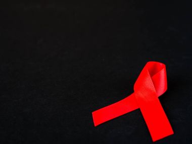 Dünya gündüz konseptine yardımcı oluyor. Siyah arkaplanda kırmızı kurdele.