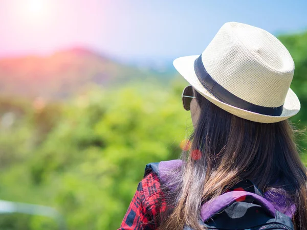 Mulher caminhando olhando para a paisagem de montanhas inspiradoras. Fitness e estilo de vida saudável ao ar livre na natureza de verão colorido . — Fotografia de Stock