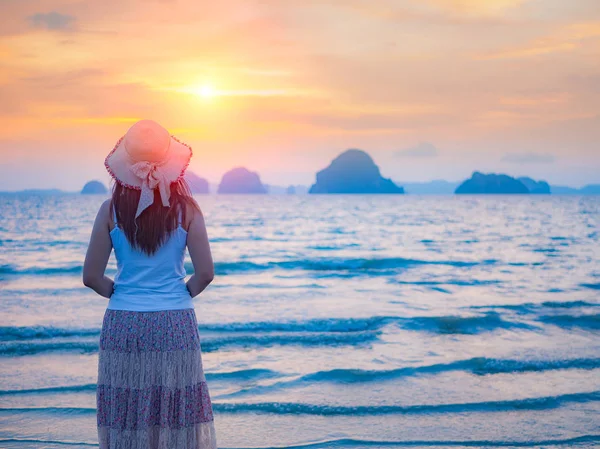 Sahildeki, üzgün kavramı yalnız genç kadın. Yaz konsepti.