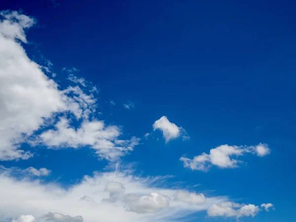 Sonnenlicht mit blauem Himmel und weiße Wolken mit Korn — Stockfoto