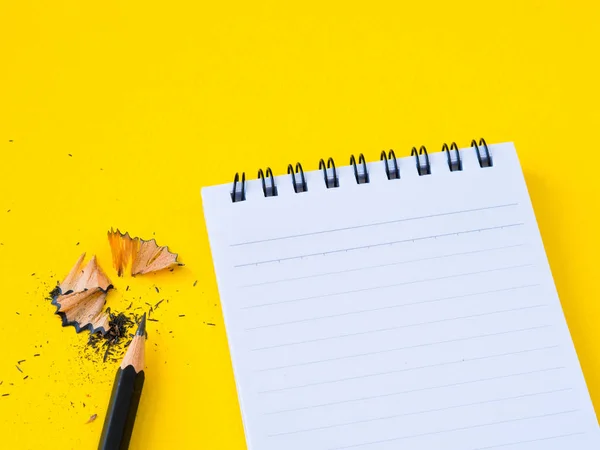 Siyah bir kalemtıraş ve Sarı zemin üzerine not defteri keskinleştirme. Eğitim ve iş kavramı. — Stok fotoğraf
