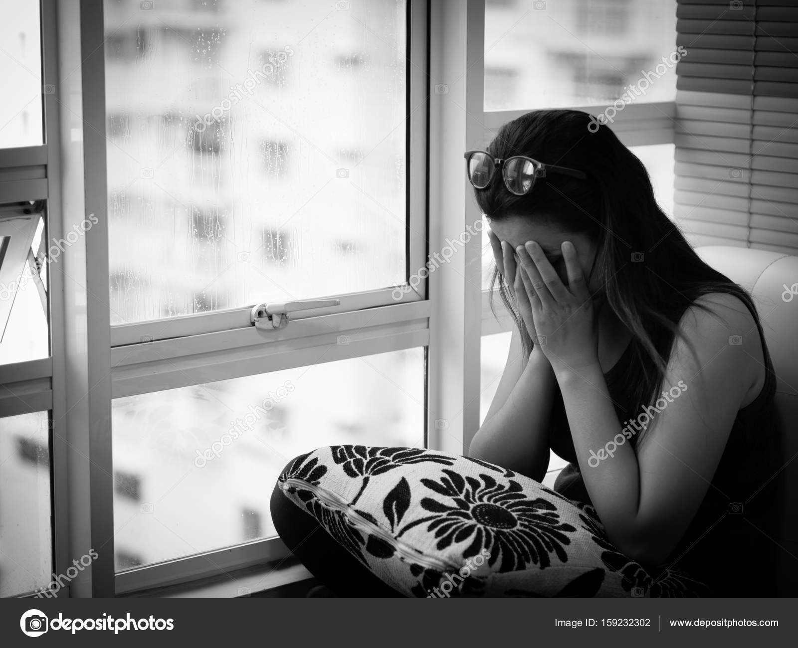 Perfil Bonito Assustado Da Mulher Que Olha Acima Na Obscuridade Vista  Comprimida Do Adolescente Cara Triste Através De Uma Janela Foto de Stock -  Imagem de abandonado, elevado: 140196454