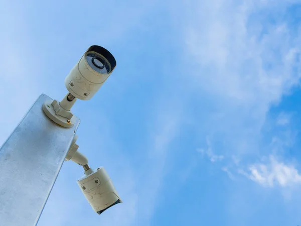 閉回路テレビジョンまたは青い空を背景に Cctv セキュリティ カメラ — ストック写真