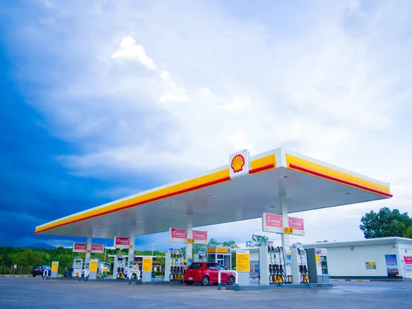 Nakhon Si Thammarat, Tailandia - 2 de julio de 2017: Fondo cielo azul de la gasolinera Shell. Royal Dutch Shell vendió sus operaciones minoristas de Australian Shell a la compañía holandesa Vitol en 2014 —  Fotos de Stock