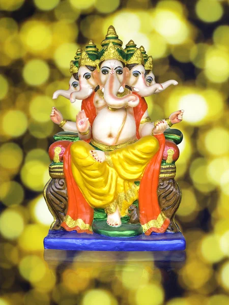 5 머리의 힌두교 신 코끼리 왕 성공의 경로 클리핑와 흰색 배경에 격리 — 스톡 사진