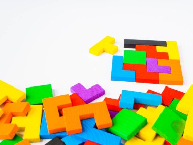 Eğitim kavramı son parça kare tangram tamamlanması için çocuk beyaz arka plan üzerinde renkli ahşap, bulmaca bulmaca