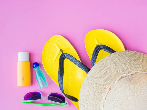 Gafas de sol con sombrero de verano, chanclas, champú y crema solar sobre fondo rosado.Vacaciones y relajación, concepto de viaje de verano . — Foto de Stock