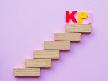 Başarı temel yapı kavramı. KPI metin ile bir merdiven ahşap bloklar şeklinde