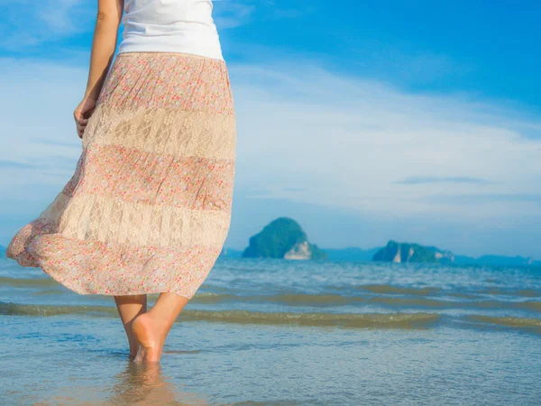 Viaje a la playa - mujer caminando en la playa de arena. Detalle de primer plano de los pies femeninos .Step up concep — Foto de Stock