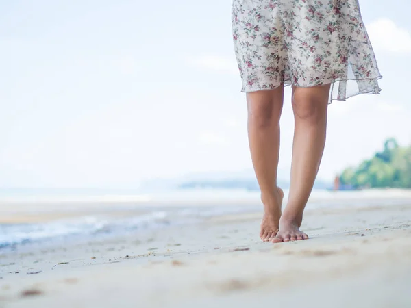 海滩旅行-女人在沙滩上行走。女性的脚特写细节。加强概念. — 图库照片