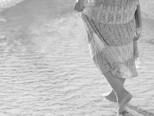 Beach travel - Black and white woman walking on sand beach. Closeup detail of female feet .Step up concept. — Stock Photo, Image