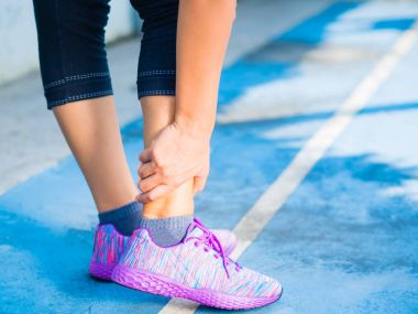 Genç kadın egzersiz çalışırken bir bilek yaralanma acı. Spor egzersiz kavramı.