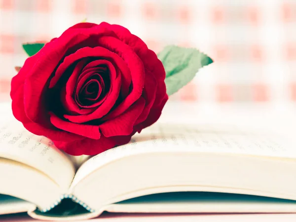 Vintage retro de rosa roja en libro abierto. El amor y el concepto del día de San Valentín . —  Fotos de Stock