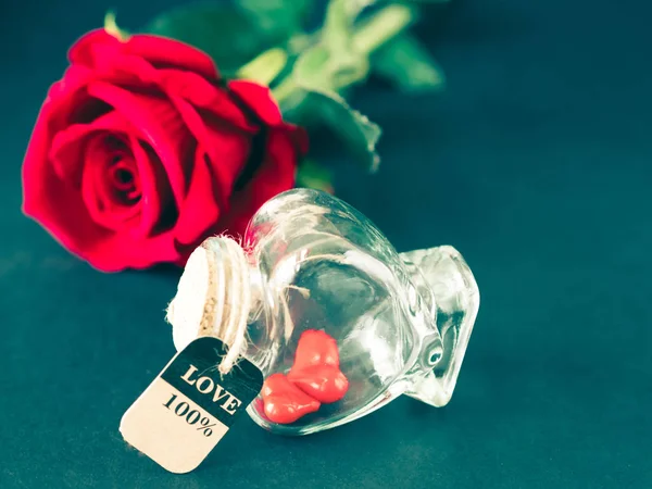 Cuore rosso retrò in bottiglia di forma con sfondo rosa rossa. AMORE e concetto di San Valentino . — Foto Stock