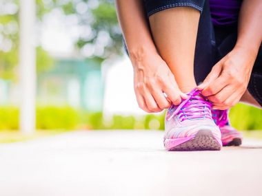 Ayakkabı - ayakkabı bağcıklarımı ipe kadın closeup çalıştırıyor. Kadın spor fitness runner Bahçe arka planda koşu için hazırlanıyor