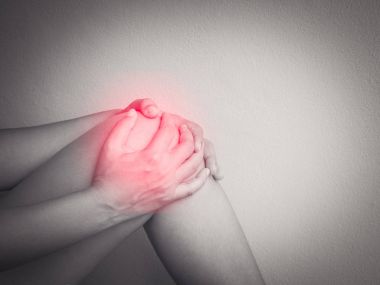 Siyah ve beyaz genç kadın masaj onun ağrılı diz, tıbbi ve sağlık kavramı.