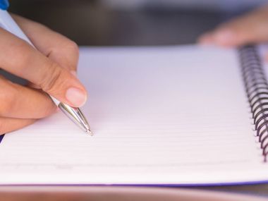 Kadın el çalışma tablosu üzerinde beyaz kalemle yazma. İş ve eğitim kavramı.