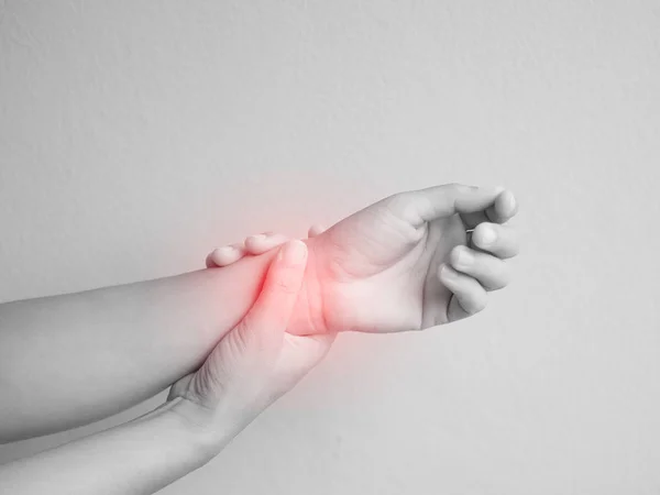 Concepto de atención médica. Mujer cercana sosteniendo su síndrome de oficina sintomático de la muñeca. Dolor en las articulaciones de las manos. Síndrome del túnel carpiano . —  Fotos de Stock