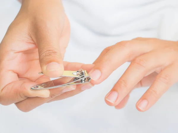 Primer plano de una mujer que corta las uñas, concepto de atención médica . — Foto de Stock