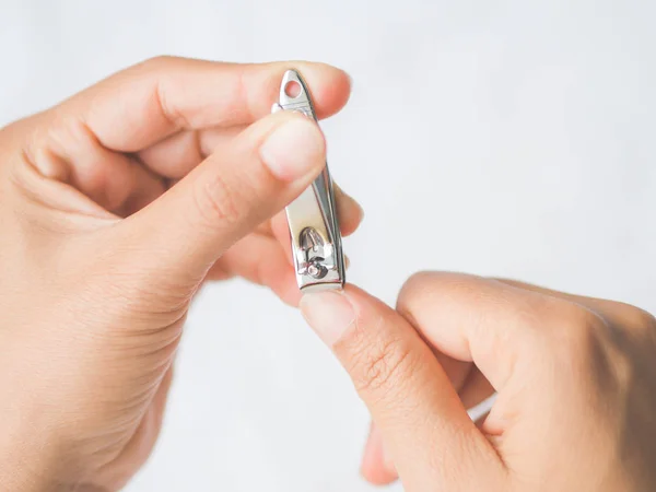 Primer plano de una mujer que corta las uñas, concepto de atención médica . — Foto de Stock