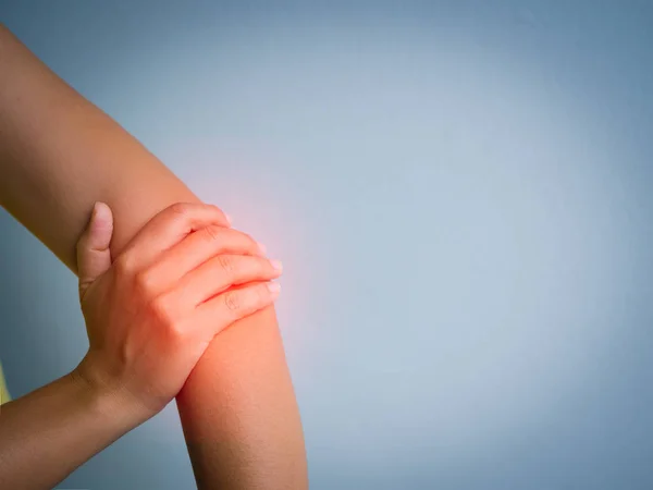 근접 촬영 여성의 팔꿈치입니다. 팔 통증 및 부상 건강 및 의료 개념. — 스톡 사진