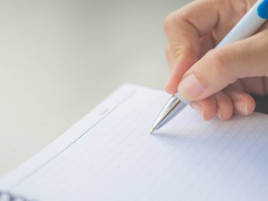 Tatlı kadın el çalışma tablosu üzerinde beyaz kalemle yazma. İş ve eğitim kavramı.
