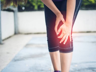 Closeup runner spor diz yaralanması. Kadın acı süre koşma. Spor yaralanmaları kavramı.