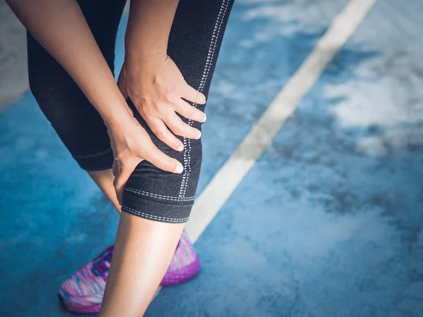Closeup δρομέας Αθλητισμός τραυματισμό στο γόνατο. Γυναίκα στον πόνο ενώ τρέχετε. Αθλητικές κακώσεις έννοια. — Φωτογραφία Αρχείου
