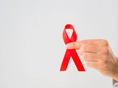 Kırmızı kurdele HIV, Dünya AIDS günü bilinçlendirme şerit tutan kadın eller. Sağlık ve tıp kavramı.