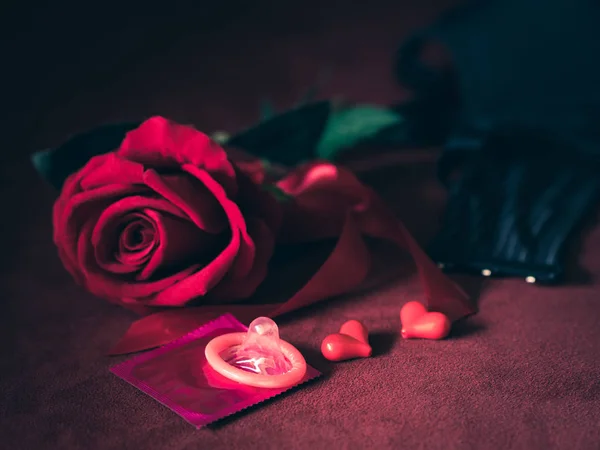 Chiave bassa di preservativo con rosa rossa e cuori. Salva sesso, Piano famiglia e concetto di San Valentino . — Foto Stock