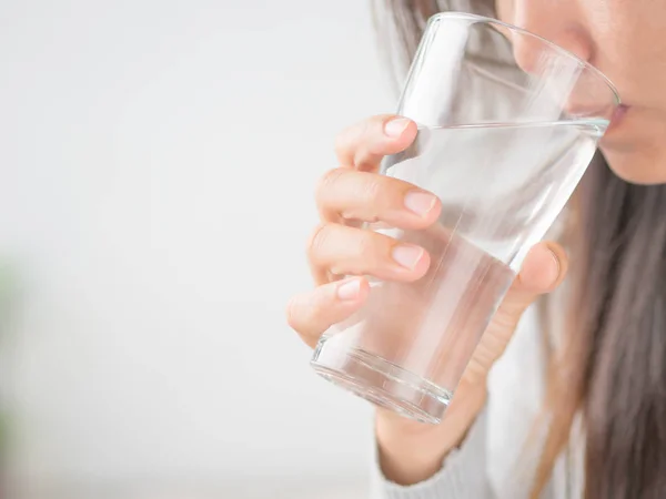 Gelukkig mooie jonge vrouw drinkwater uit glas. Health care concept. — Stockfoto