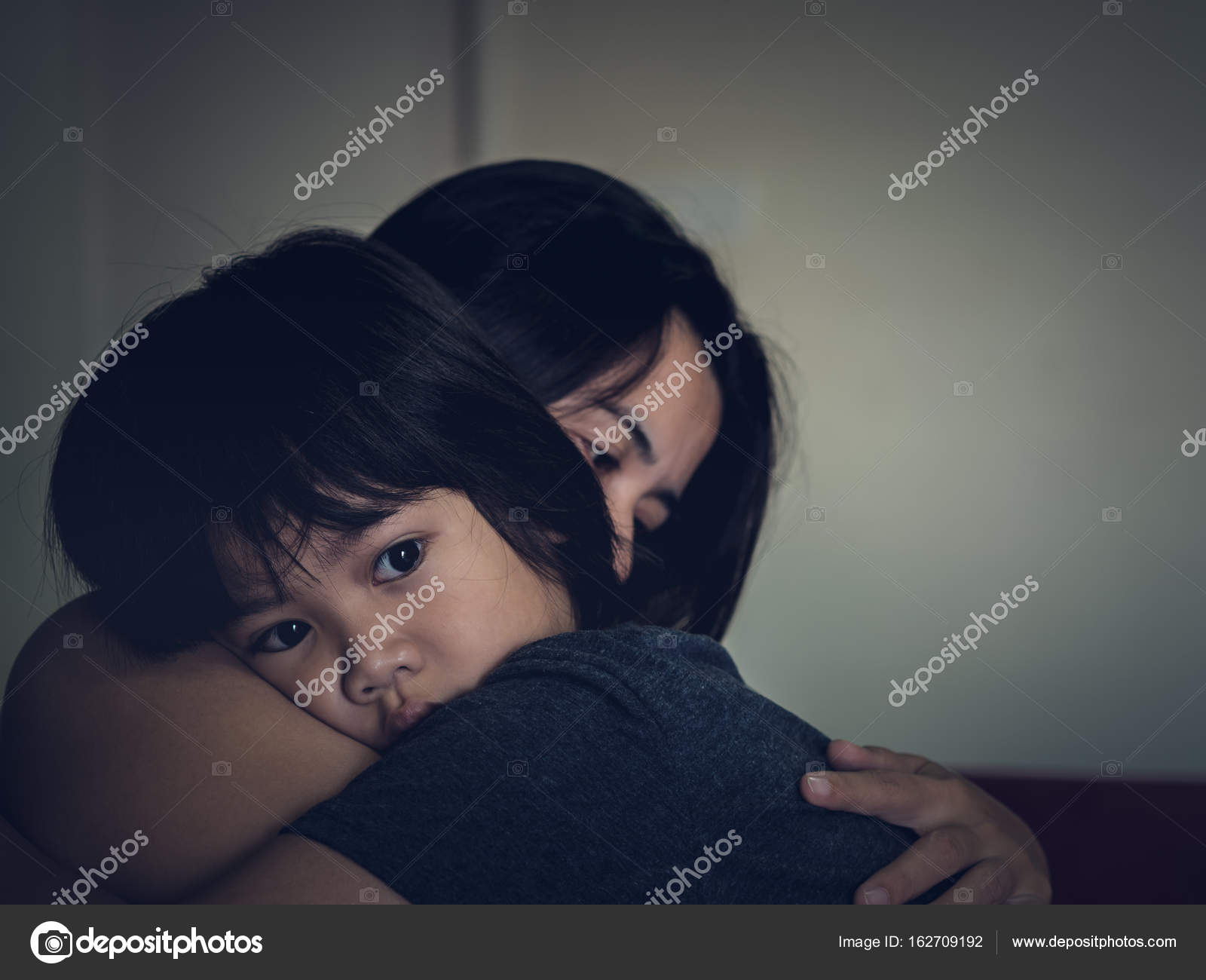 少年　母 母と子、母親の肩にかわいい男の子。若い母親は家で彼女の悲しい少年を抱えて. — ストック写真 © spukkato #162709192