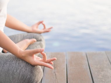 Açık arka plan closeup Asyalı kadın yoga. Sağlıklı yaşam tarzı ve gevşeme kavramı.